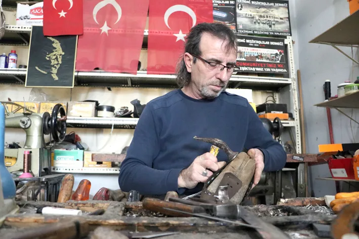 Mehmet 2 - Dededen kalan çarıkçılık geleneğini 45 yıldır yaşatıyor