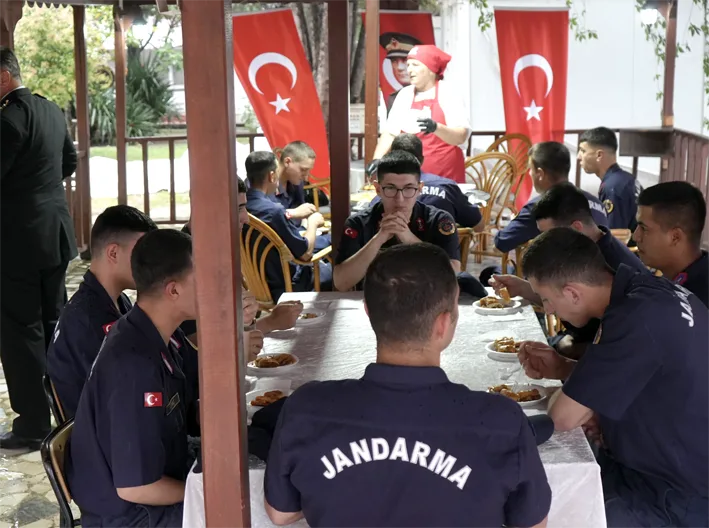 Mehmetcige baklava 2 - Tekirdağ’da kadınların yaptığı baklavalar Mehmetçiğe ikram edildi