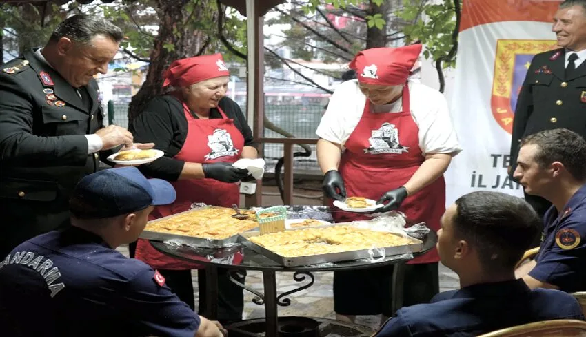 Tekirdağ’da kadınların yaptığı baklavalar Mehmetçiğe ikram edildi