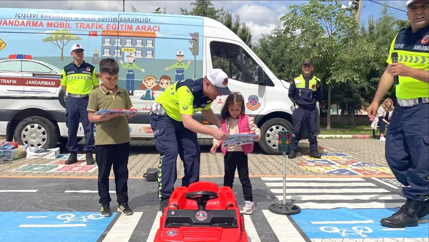 Jandarmanın mobil trafik eğitim aracında öğrenciler bilgilendirildi