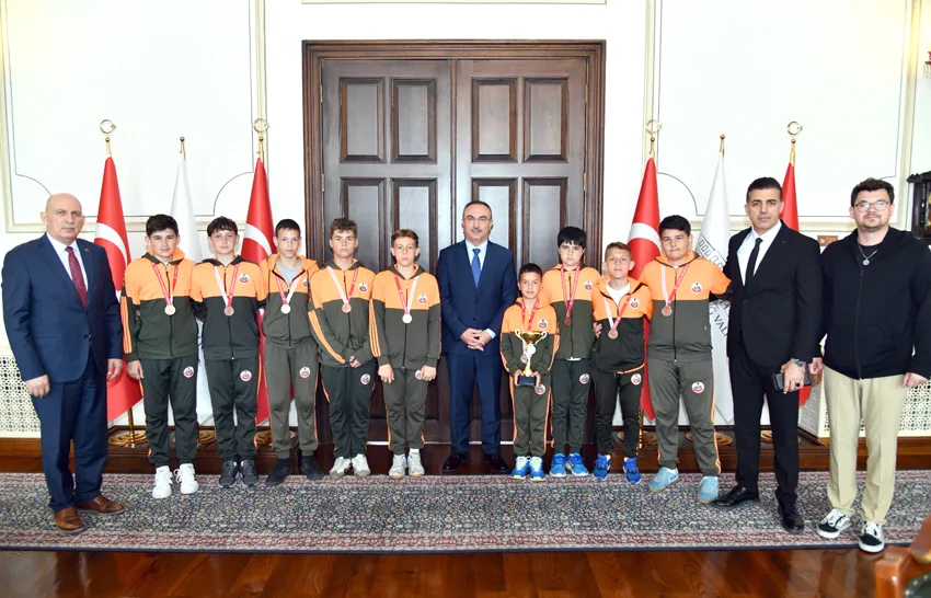 Türkiye üçüncüsü olan öğrencilerden Tekirdağ Valisi Soytürk’e ziyaret