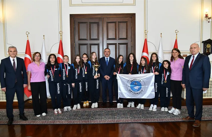 Tekirdağ’da şampiyon öğrencilerden Vali Soytürk’e ziyaret