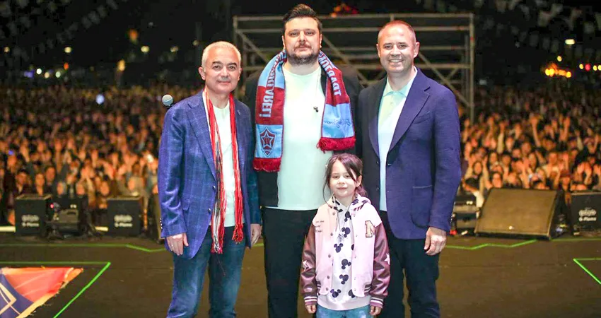 Şarkıcı Ekin Uzunlar, Kırklareli’nde konser verdi