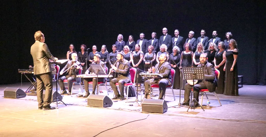 43 yıllık marangoz sahnede solist oldu