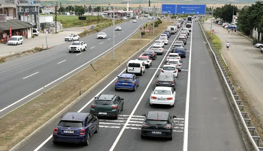 Tekirdağ-İstanbul kara yolunda bayram tatili dönüş yoğunluğu yaşanıyor