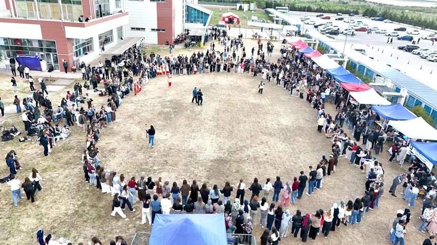 Kırklareli Üniversitesi’nde 3 bine yakın öğrenci “kasap halayı” çekti