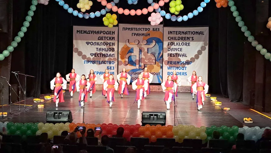 Minik dansçılar Bulgaristan’da Edirne rüzgarı estirdi