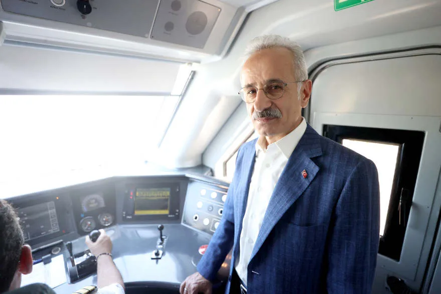 Bakan Uraloğlu, hızlı tren hattında test sürüşü yaptı