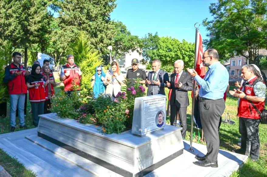 Şehit Selim Sarıkaya şehadetinin 3. yılında kabri başında anıldı