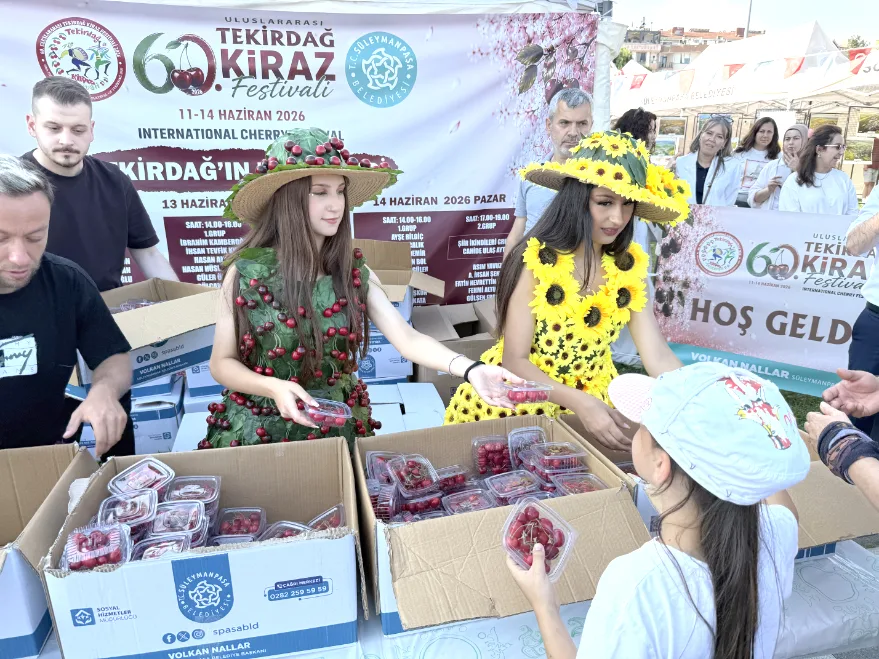 Festivalde 3 ton kiraz dağıtıldı