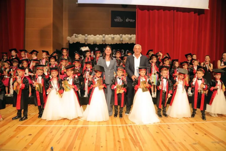 Minikler mezuniyet sevinci yaşadı