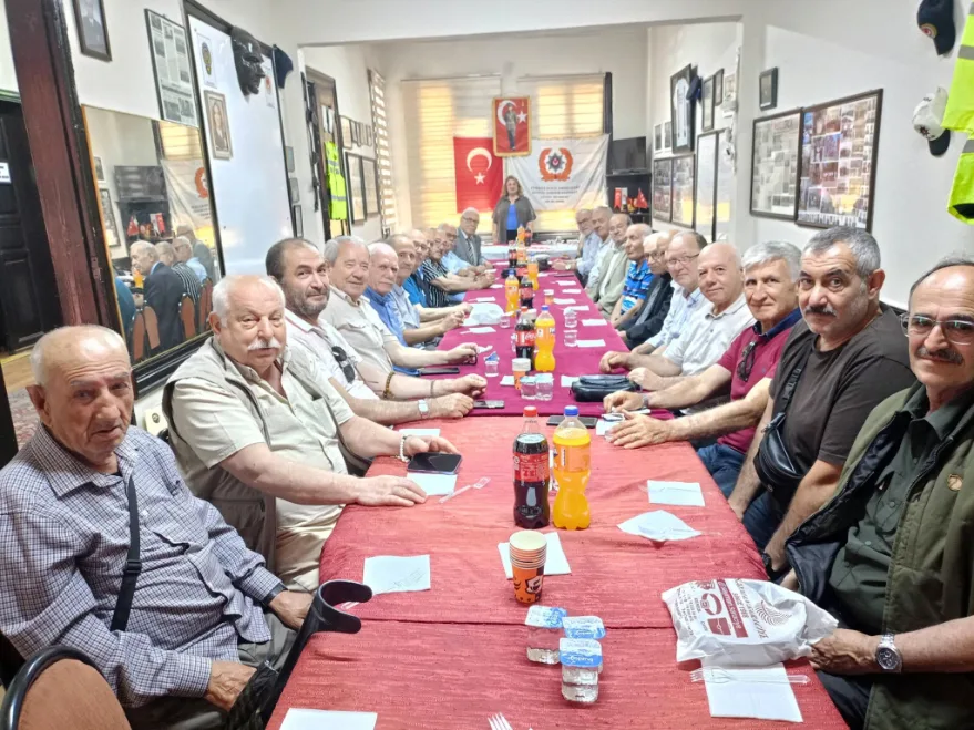 Polis emeklileri taleplerini 50. yılda dile getirdi