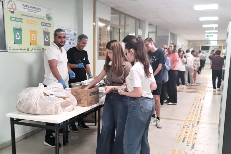 Üniversitelilere final döneminde çorba ikramı