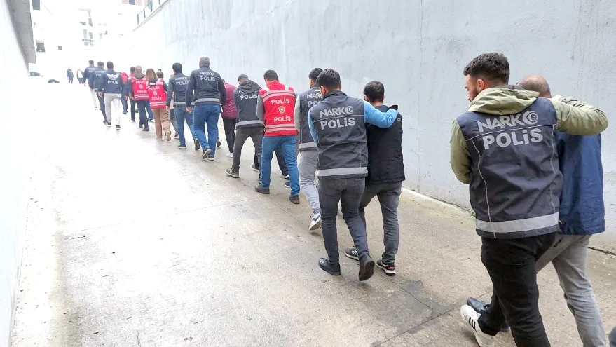 Zehir tacirlerine büyük darbe: 1,9 ton uyuşturucu ele geçirildi