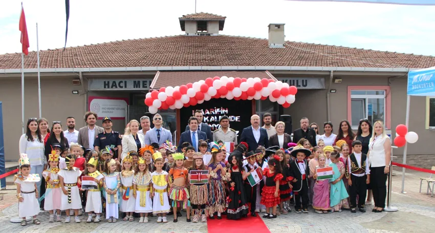 Anaokulu öğrencilerinden kültürlerarası yolculuk sergisi ve defilesi