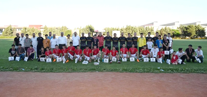 Tekirdağ’da polisler ile çocuk evlerinde kalan gençler dostluk maçında buluştu