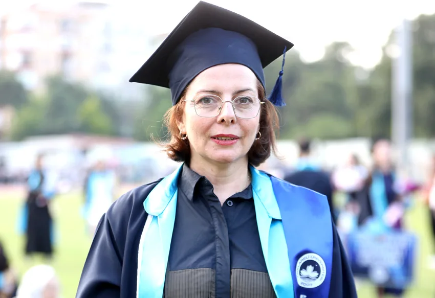 Oğlunun teşvikiyle başladığı üniversiteden 48 yaşında mezun oldu