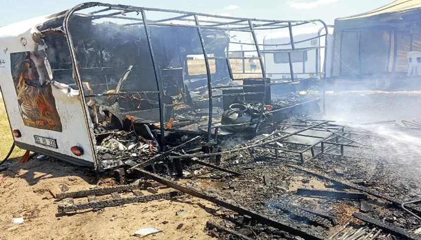 Enez Sahili’nde park halindeki karavan alev alev yandı
