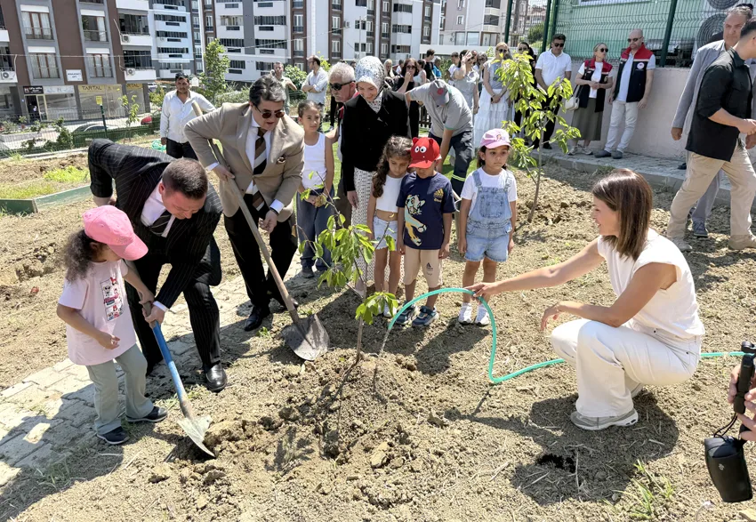 Tekirdağ’da 60. Uluslararası Kiraz Festivali kapsamında 59 kiraz fidanı toprakla buluştu