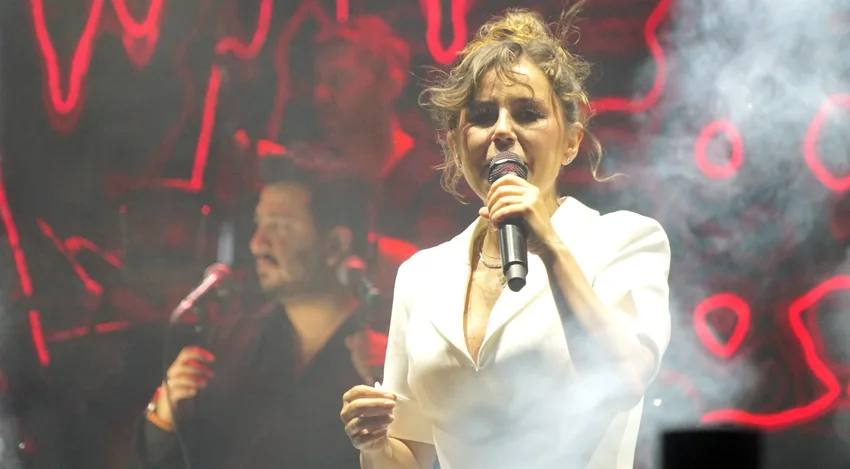 Tekirdağ’da Poizi ve Merve Özbey konser verdi