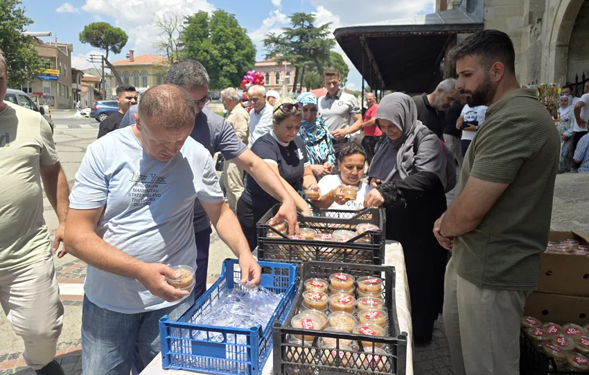 Oğuz Kurum tarafından üç bin kişilik aşure ikramı