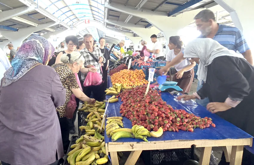 Yaz meyveleri ucuzladı vatandaş pazara akın etti