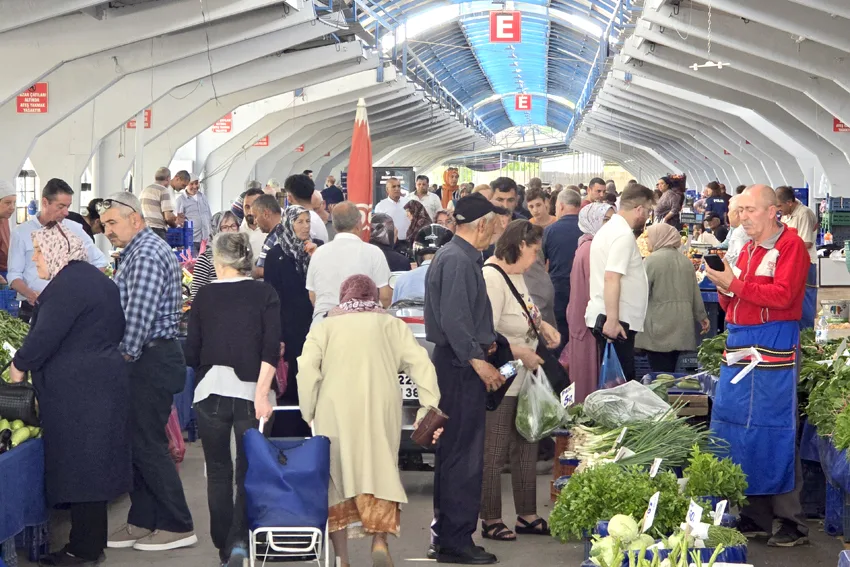 Pazartesi pazari - Yaz meyveleri ucuzladı vatandaş pazara akın etti