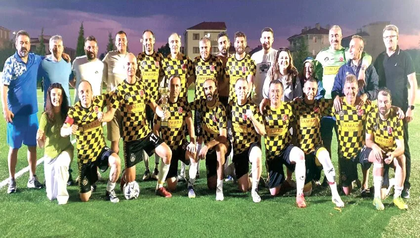 Tekirdağ Dostspor Veteran takımı üst üste üçüncü kez şampiyon oldu