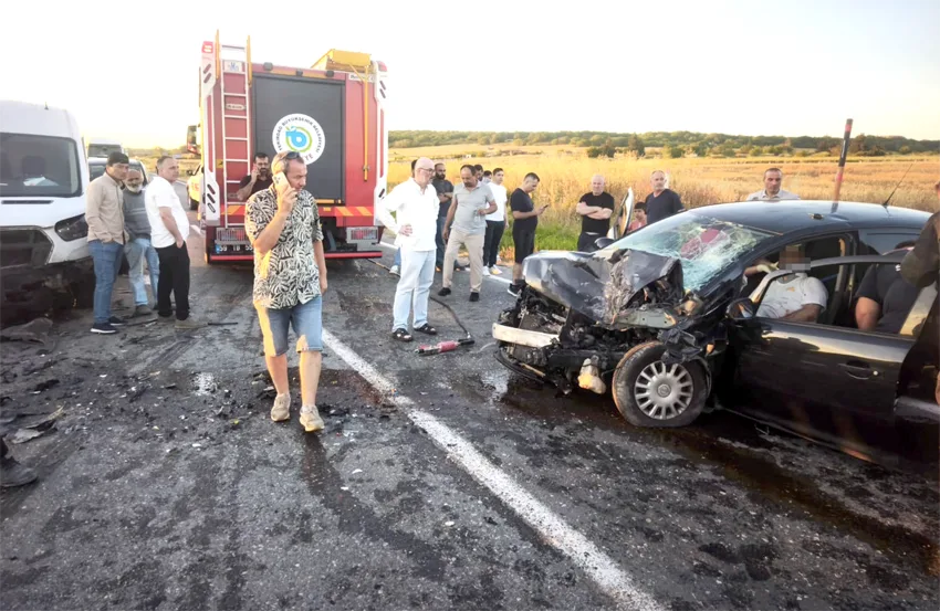 Tekirdağ’da ticari araç ile otomobilin çarpıştığı kazada 3 kişi yaralandı