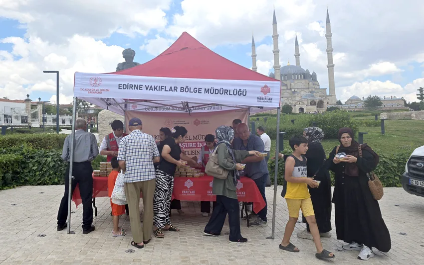 Vakıflar’dan, Selimiye Meydanı’nda aşure ikramı