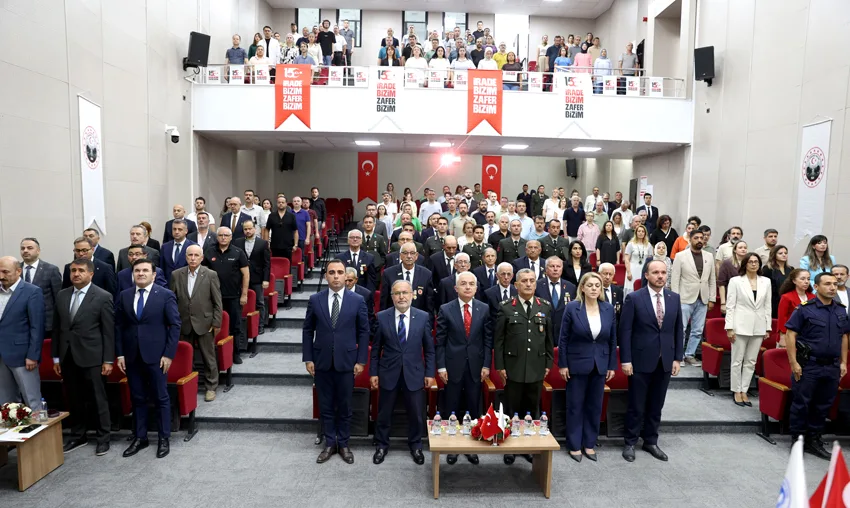15 temmuzla ilgili konferans - Üniversite öğrencileri yabani otla ilaçsız mücadele için yapay zekalı otonom robot geliştirdi
