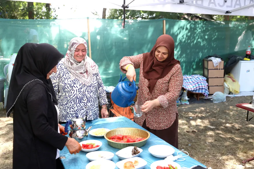 Pehlivan anneleri evlatlarını Er Meydanı’nda da yalnız bırakmıyor
