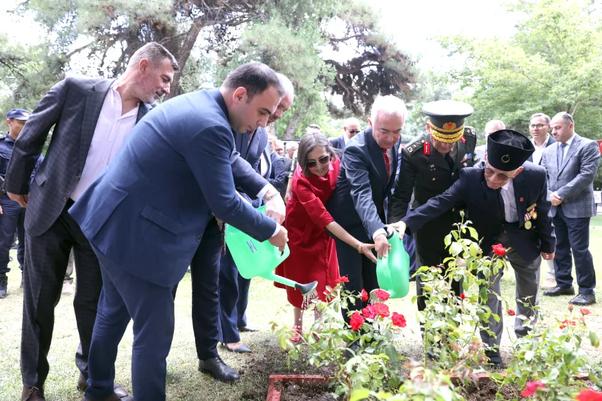 AA 20260714 41972091 41972090 KIRKLARELINDE 15 TEMMUZ SEHITLERI ANISINA 253 GUL FIDANI DIKILDI - Üniversite öğrencileri yabani otla ilaçsız mücadele için yapay zekalı otonom robot geliştirdi