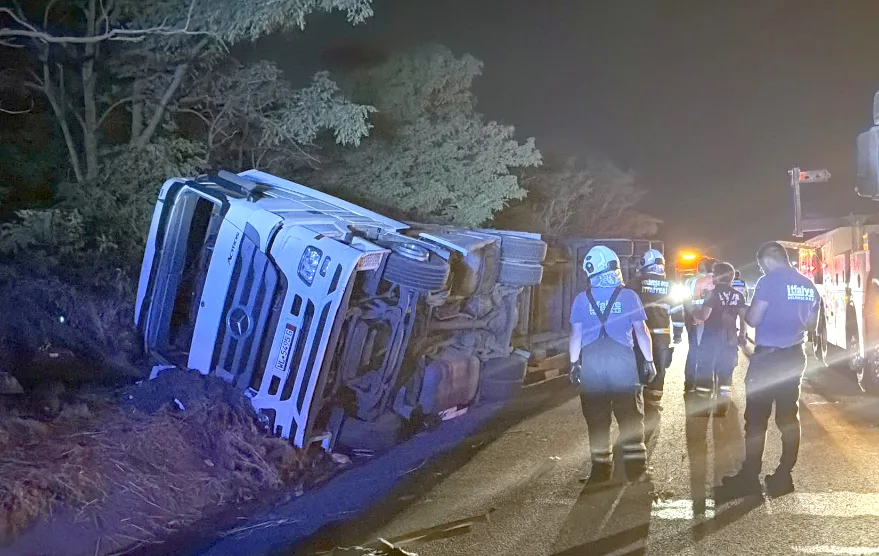 Devrilen TIR’ın sürücüsü hayatını kaybetti