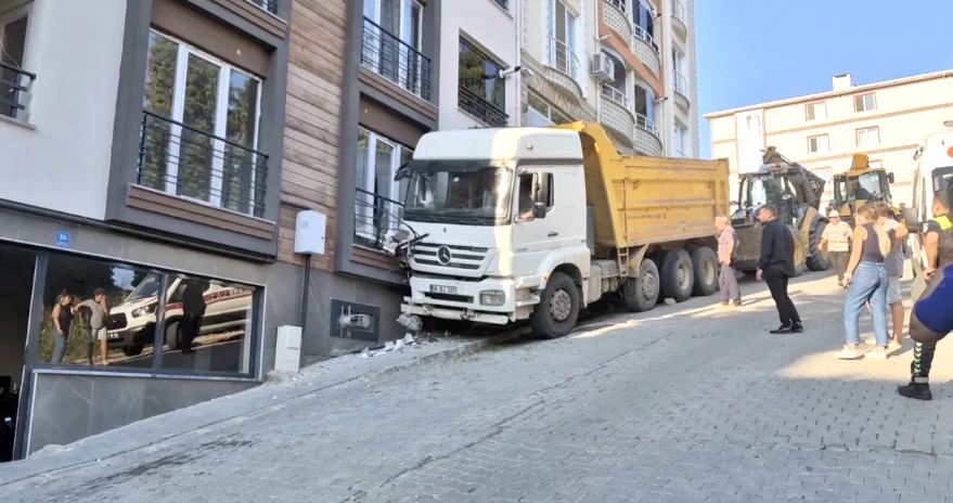 AA 20260718 42008484 42008483 TEKIRDAGDA FRENI BOSALAN KAMYON EVE CARPTI - Yetiştirdikleri marulları depremzedelere dağıtıyorlar