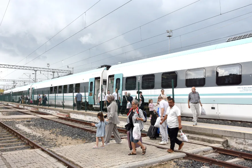 AA 20260722 42039781 42039777 MILLI ELEKTRIKLI TREN HALKALIUZUNKOPRU HATTINDA HIZMETE BASLADI - Milli Elektrikli Tren, Trakya’da ilk seferini yaptı