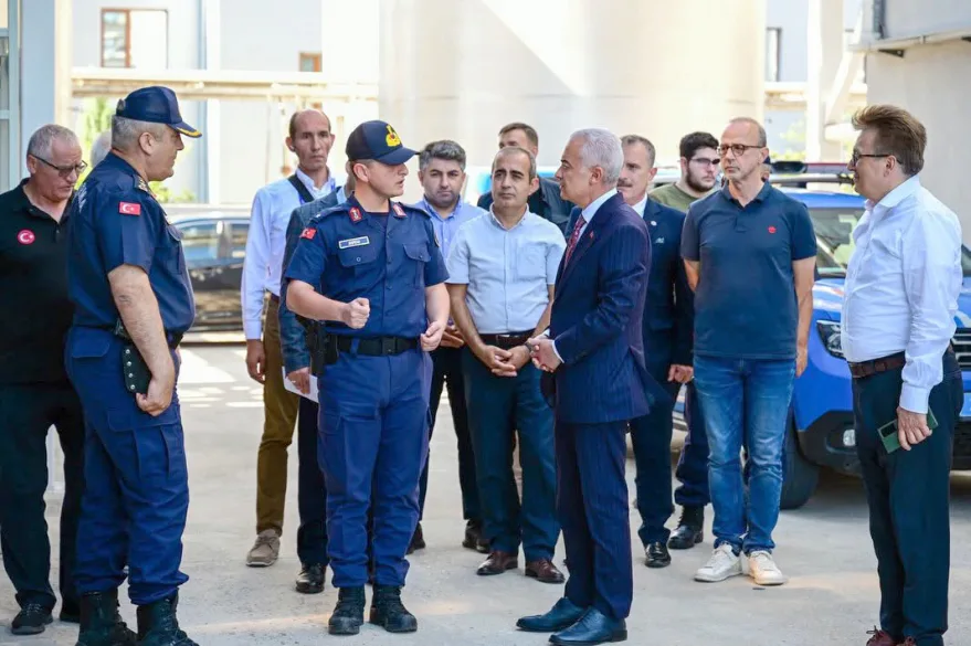 Vali Turan, patlamanın meydana geldiği fabrikada incelemede bulundu
