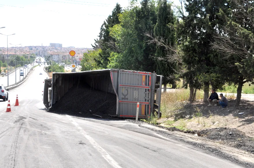 Devrilen TIR’ın sürücüsü yaralandı