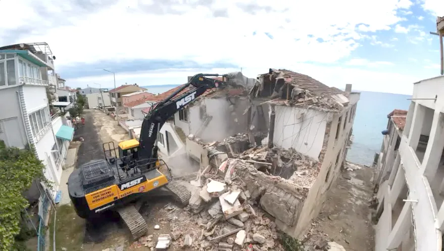 Yayla Sahili’ndeki metruk bina yıkıldı
