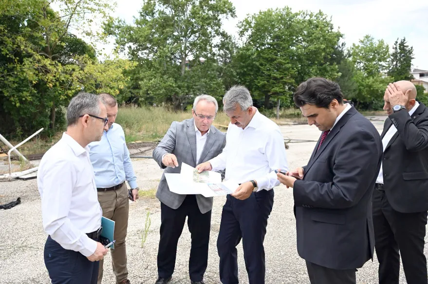 Vali Sezer, Yıldırım Beyazıt Lisesi’ndeki calışmaları inceledi