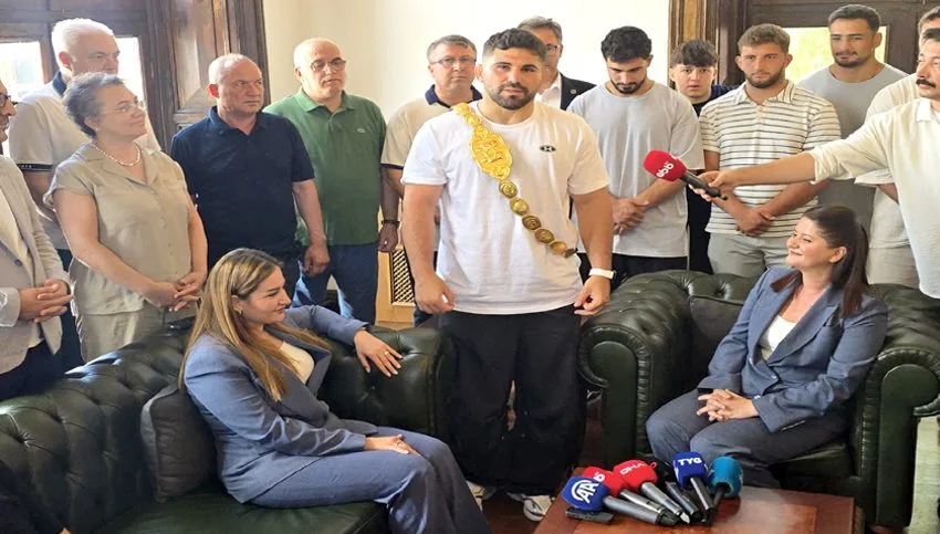 Altın kemerin yeni sahibinden ilk ziyaret Belediye’ye