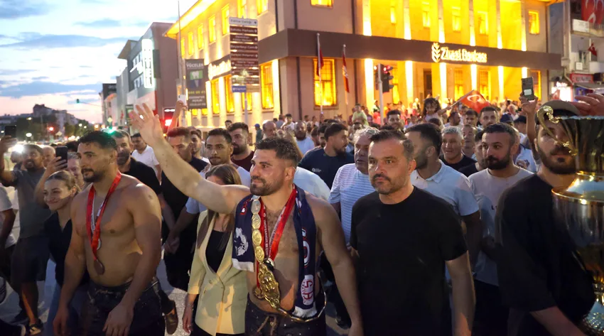 Başpehlivan Erkan Taş, hamam geleneğini sürdürdü