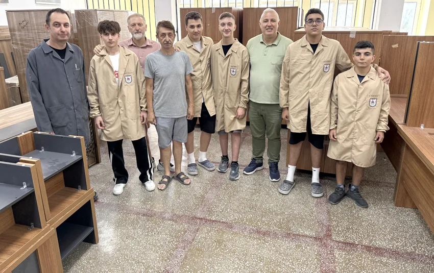 Atölyede ürettikleri mobilyalarla okulları donatıyorlar