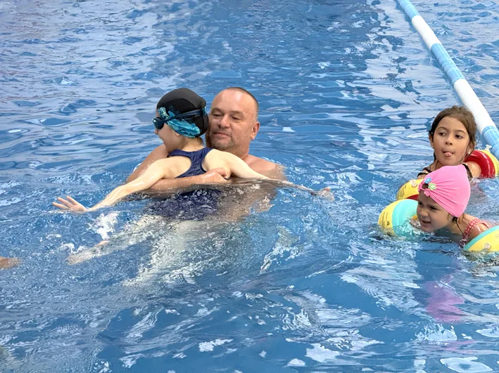 Ozel cocuklar yuzmek 3 - Özel çocuklar yüzme kursunda hem yüzmeyi öğreniyor hem özgüven kazanıyor