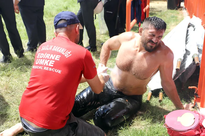 Saglik ekipleri pehlivanlara mudahale 2 - “Kırkpınar boyunca sağlık ekipleri 7/24 görev yaptı”