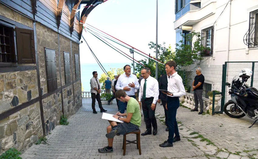 Vali rakoczi bilimsel dokumantasyon - Yaşlı adamı tekme tokat döverek gasp ettiler