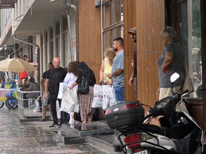 Güneşe aldanan vatandaşlar yağmura yakalandı