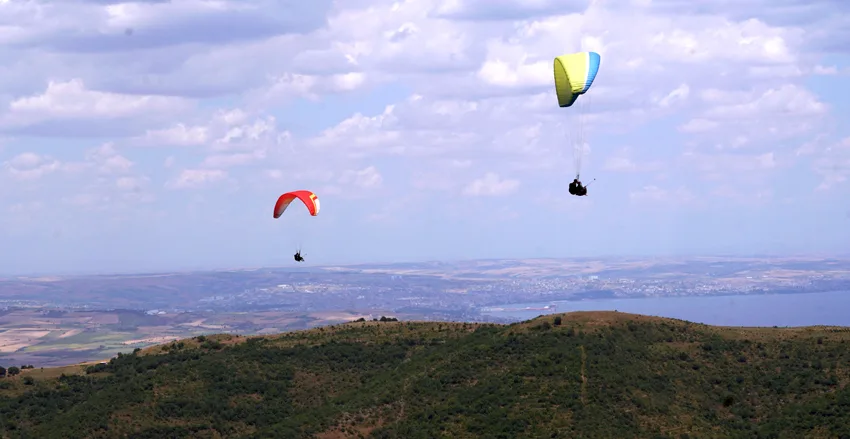 Yamaç paraşütüyle uçuş yapan adrenalin tutkunları Uçmakdere’de gökyüzüyle buluştu