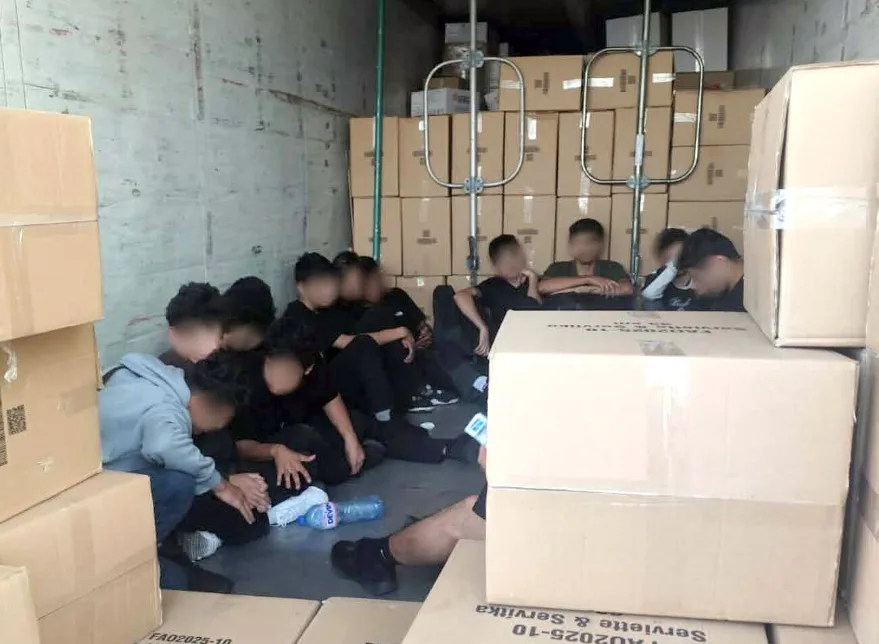 TIR’da 18 göçmen yakalandı