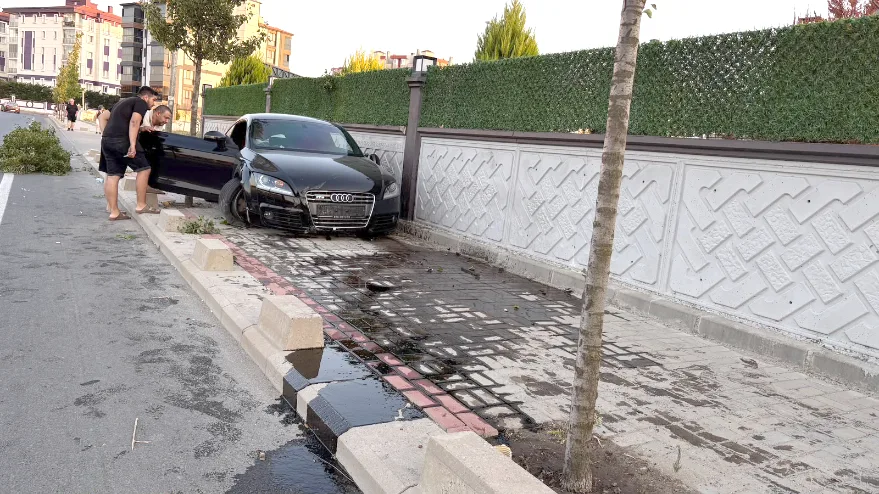 Kontrolden çıkan otomobil istinat duvarına çarptı
